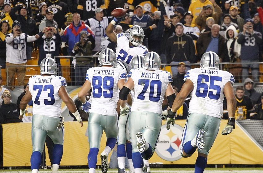 Nov 13, 2016; Pittsburgh, PA, USA; Dallas Cowboys running back Ezekiel Elliott (21) celebrates his thirty-two yard touchdown to win the game with teammates against the Pittsburgh Steelers during the fourth quarter at Heinz Field. Dallas won 35-30. Mandatory Credit: Charles LeClaire-USA TODAY Sports