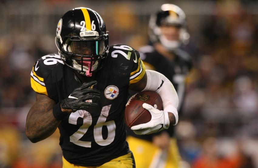 Nov 13, 2016; Pittsburgh, PA, USA; Pittsburgh Steelers running back Le'Veon Bell (26) runs the ball against the Dallas Cowboys during the first half of their game at Heinz Field. Mandatory Credit: Jason Bridge-USA TODAY Sports