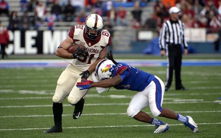 Mayfield's 4 TDs, strong defense lead Oklahoma past Kansas Mayfield's 4 TDs, strong defense lead Oklahoma past Kansas