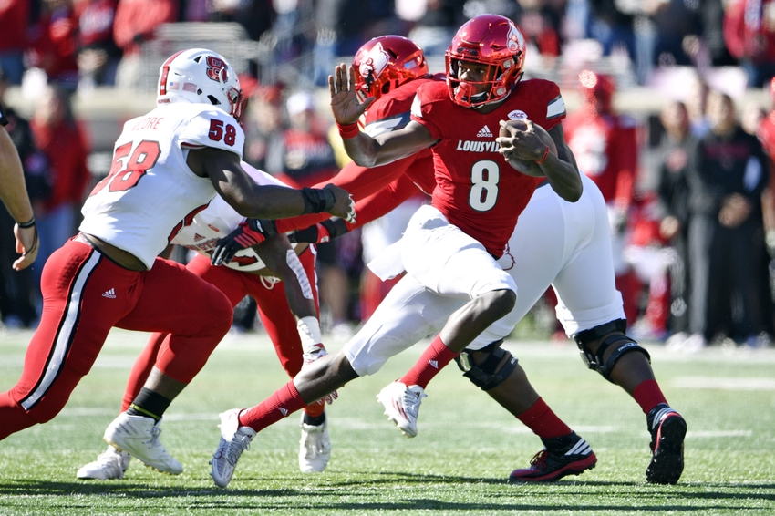 Oct 22, 2016; Louisville, KY, USA; Louisville Cardinals quarterback Lamar Jackson (8) runs the ball against North Carolina State Wolfpack linebacker Airius Moore (58) during the first quarter at Papa John