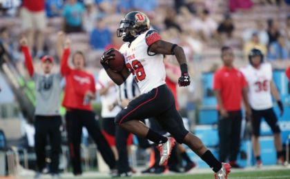 October 22, 2016; Pasadena, CA, USA; Utah Utes running back Joe Williams (28) runs the ball in for a touchdown against the UCLA Bruins during the second half at the Rose Bowl. Mandatory Credit: Gary A. Vasquez-USA TODAY Sports