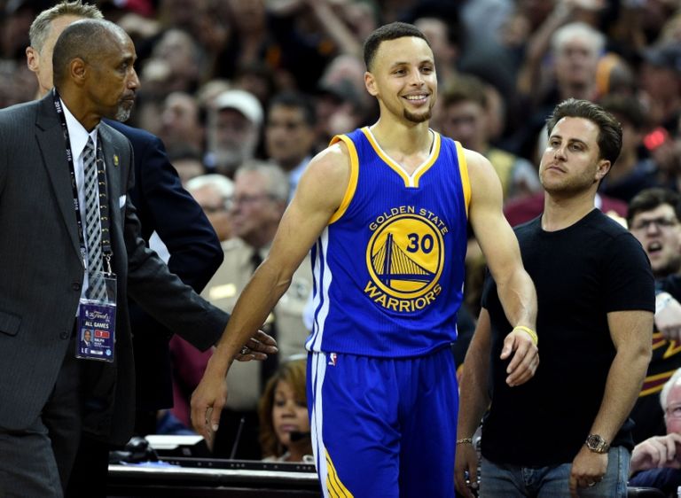 Stephen Curry throws mouthpiece at golf tournament video