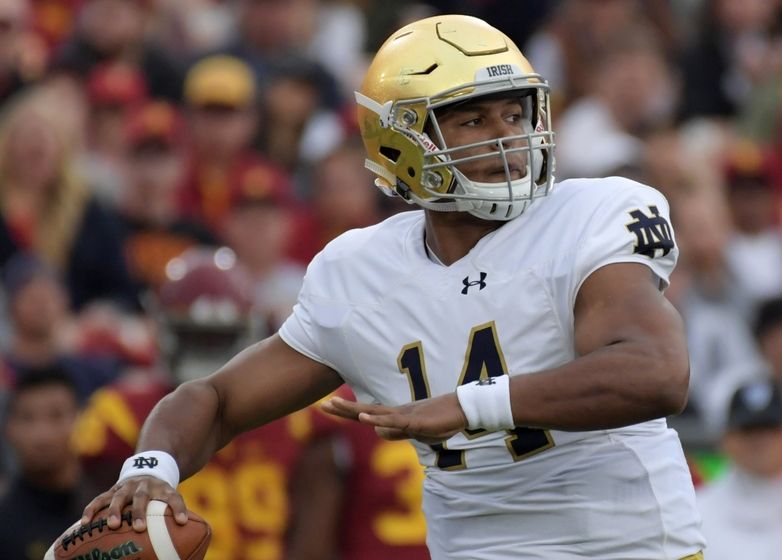 Nov 26, 2016; Los Angeles, CA, USA; Notre Dame Fighting Irish quarterback DeShone Kizer (14) throws a pass against the Southern California Trojans during a NCAA football game at Los Angeles Memorial Coliseum. Mandatory Credit: Kirby Lee-USA TODAY Sports