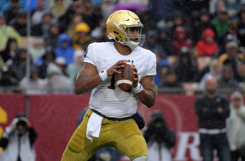 Nov 26, 2016; Los Angeles, CA, USA; Notre Dame Fighting Irish quarterback DeShone Kizer (14) throws a pass against the Southern California Trojans during a NCAA football game at Los Angeles Memorial Coliseum. Mandatory Credit: Kirby Lee-USA TODAY Sports