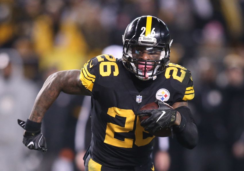 Dec 25, 2016; Pittsburgh, PA, USA; Pittsburgh Steelers running back Le'Veon Bell (26) carries the ball for a seven yard touchdown run against the Baltimore Ravens during the fourth quarter at Heinz Field. The Steelers won 31-27. Mandatory Credit: Charles LeClaire-USA TODAY Sports