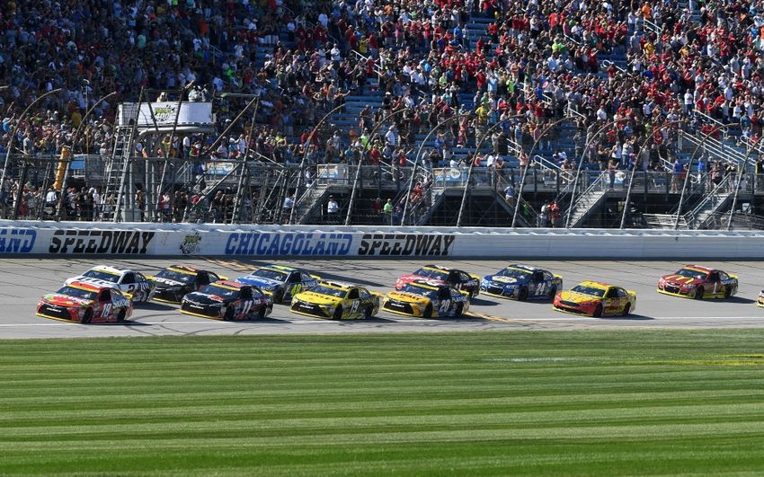 Sep 18, 2016; Joliet, IL, USA; Sprint Cup Series driver Kyle Busch (18) leads the field to the green flag during the Teenage Mutant Ninja Turtles 400 at Chicagoland Speedway. Mandatory Credit: Mike DiNovo-USA TODAY Sports