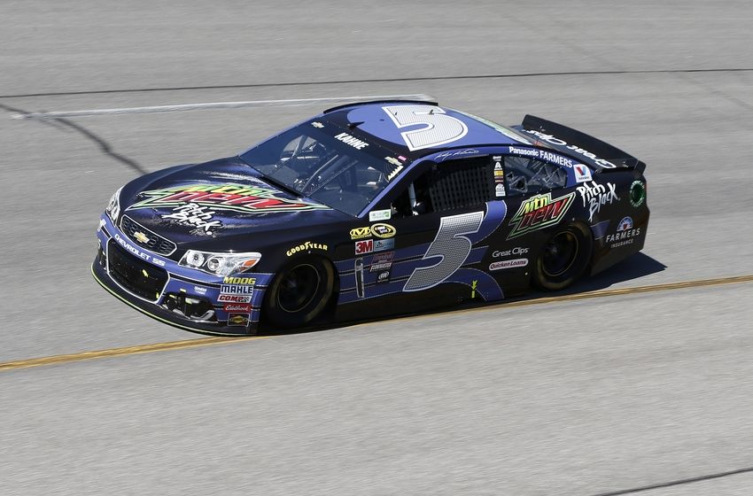 Apr 24, 2016; Richmond, VA, USA; Sprint Cup Series driver Kasey Kahne (5) races during the Toyota Owners 400 at Richmond International Raceway. Mandatory Credit: Amber Searls-USA TODAY Sports