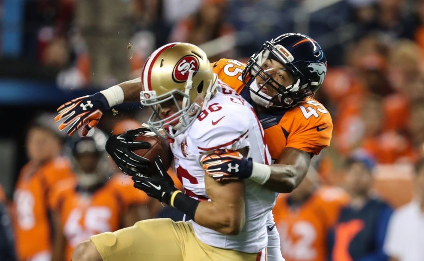 Aug 20, 2016; Denver, CO, USA; San Francisco 49ers tight end Devon Cajuste (86) makes a catch against Denver Broncos cornerback John Tidwell (45) during the third quarter at Sports Authority Field at Mile High. The 49ers beat the Broncos 31-24. Mandatory Credit: Troy Babbitt-USA TODAY Sports