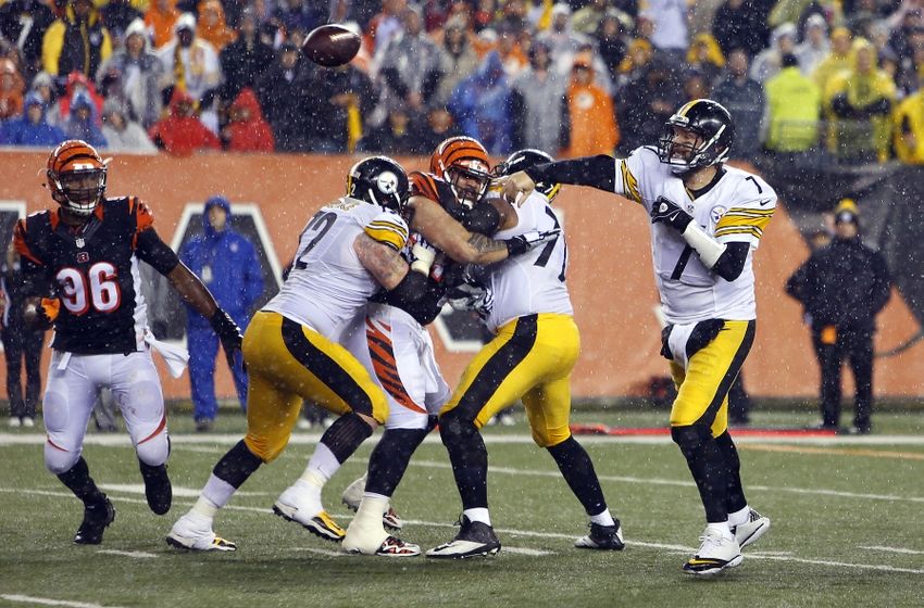 Jan 9, 2016; Cincinnati, OH, USA; Pittsburgh Steelers quarterback Ben Roethlisberger (7) throws a pass during the third quarter against the Cincinnati Bengals in the AFC Wild Card playoff football game at Paul Brown Stadium. Mandatory Credit: David Kohl-USA TODAY Sports
