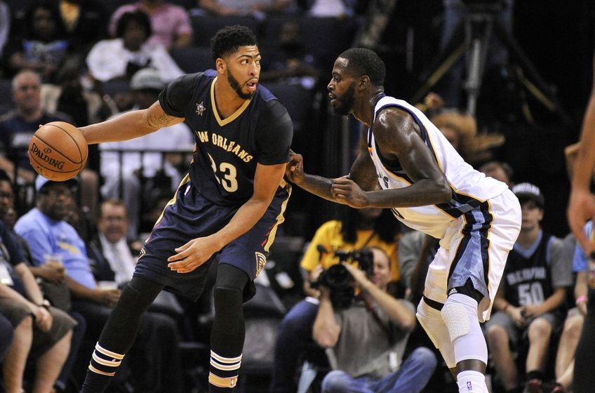Nov 2, 2016; Memphis, TN, USA; New Orleans Pelicans forward Anthony Davis (23) handles the ball against Memphis Grizzlies forward JaMychal Green (0) during the first half at FedExForum. Mandatory Credit: Justin Ford-USA TODAY Sports