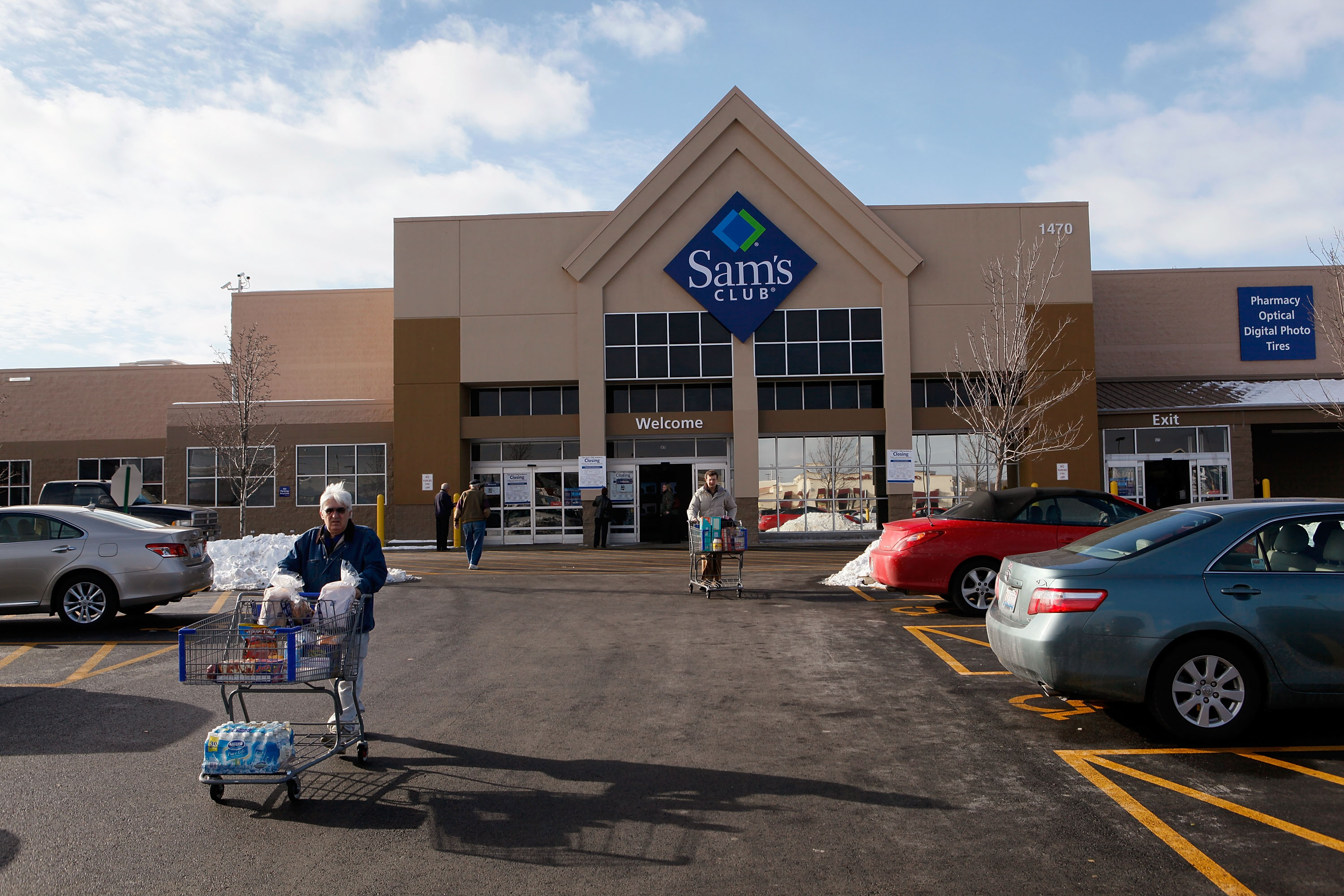 New Year's Eve store hours 2016 What time is Sam's Club open?