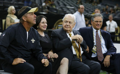 NEW ORLEANS, LA - AUGUST 26: (Left to Right) Head coach Sean Payton of the New Orleans Saints, owners Gayle and Tom Benson, and general manager Mickey Loomis talk before a game at the Mercedes-Benz Superdome on August 26, 2016 in New Orleans, Louisiana. (Photo by Jonathan Bachman/Getty Images)