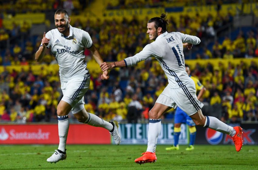 LAS PALMAS, SPAIN - SEPTEMBER 24: UD Karim Benzema (L) celebrates with his team mate Gareth Bale after scoring his team's second goal of Real Madrid CF during the La Liga match between UD Las Palmas and Real Madrid CF on September 24, 2016 in Las Palmas, Spain. (Photo by David Ramos/Getty Images)