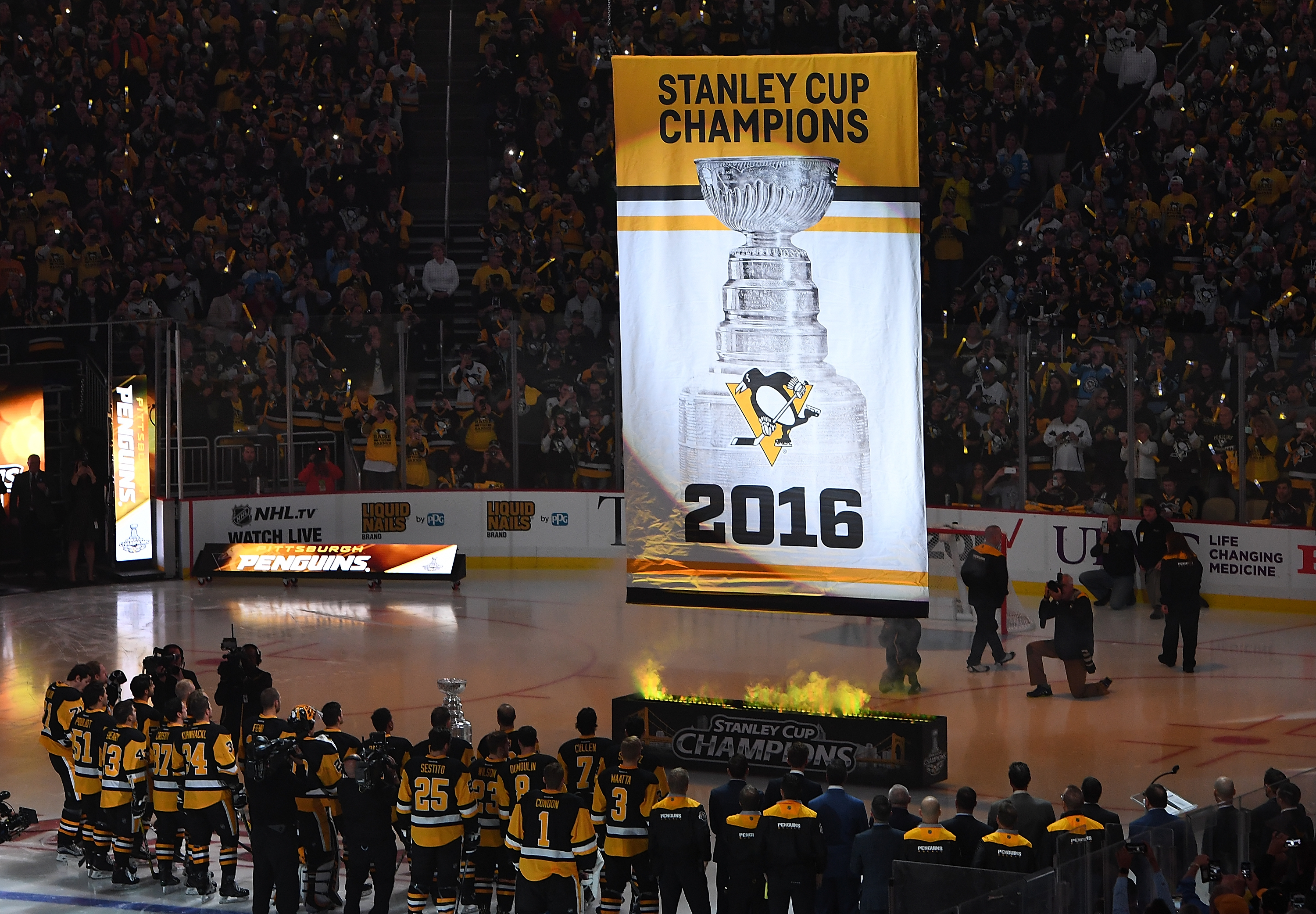 Pittsburgh Penguins raise Stanley Cup banner