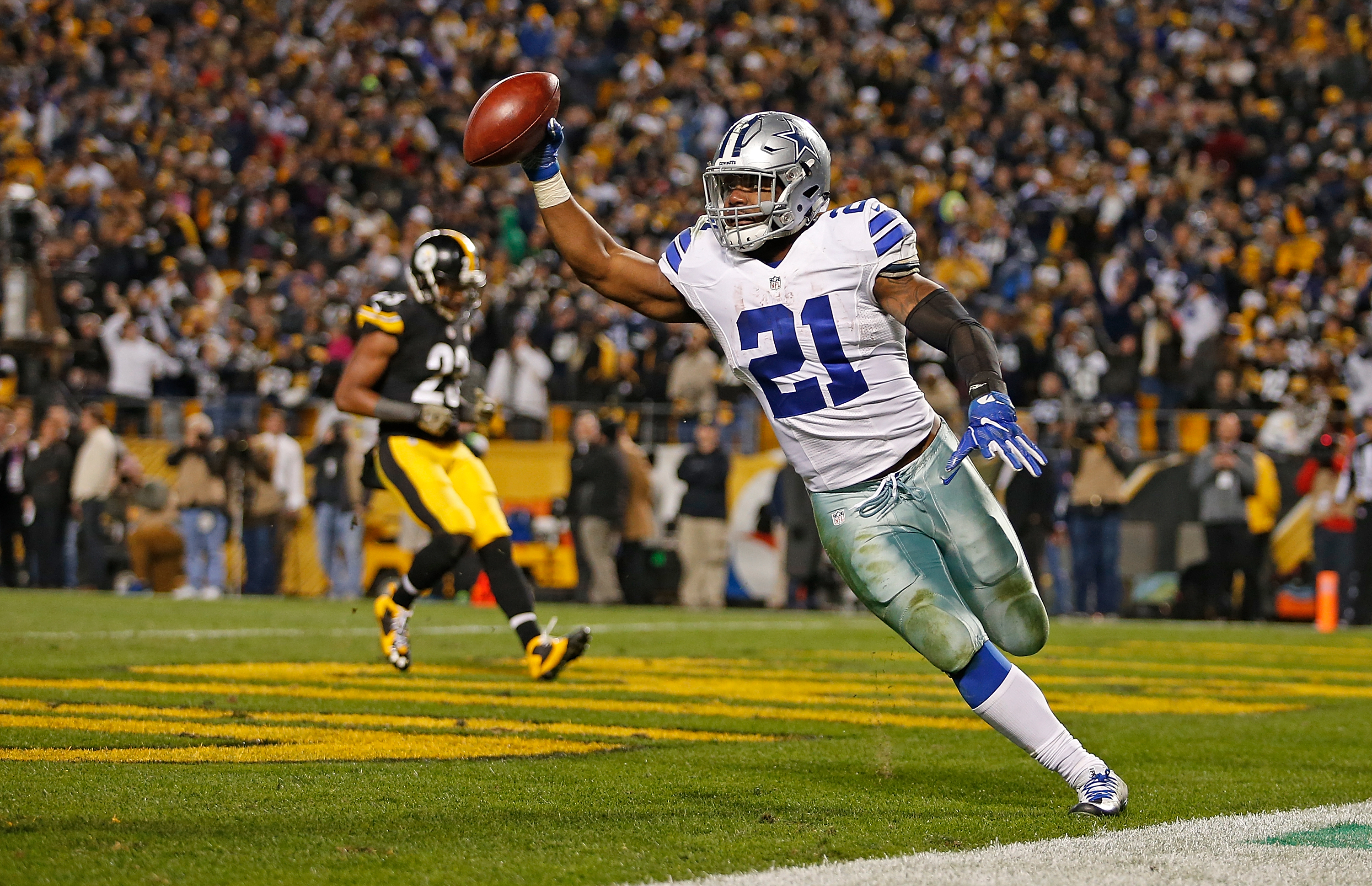 PITTSBURGH, PA - NOVEMBER 13: Ezekiel Elliott