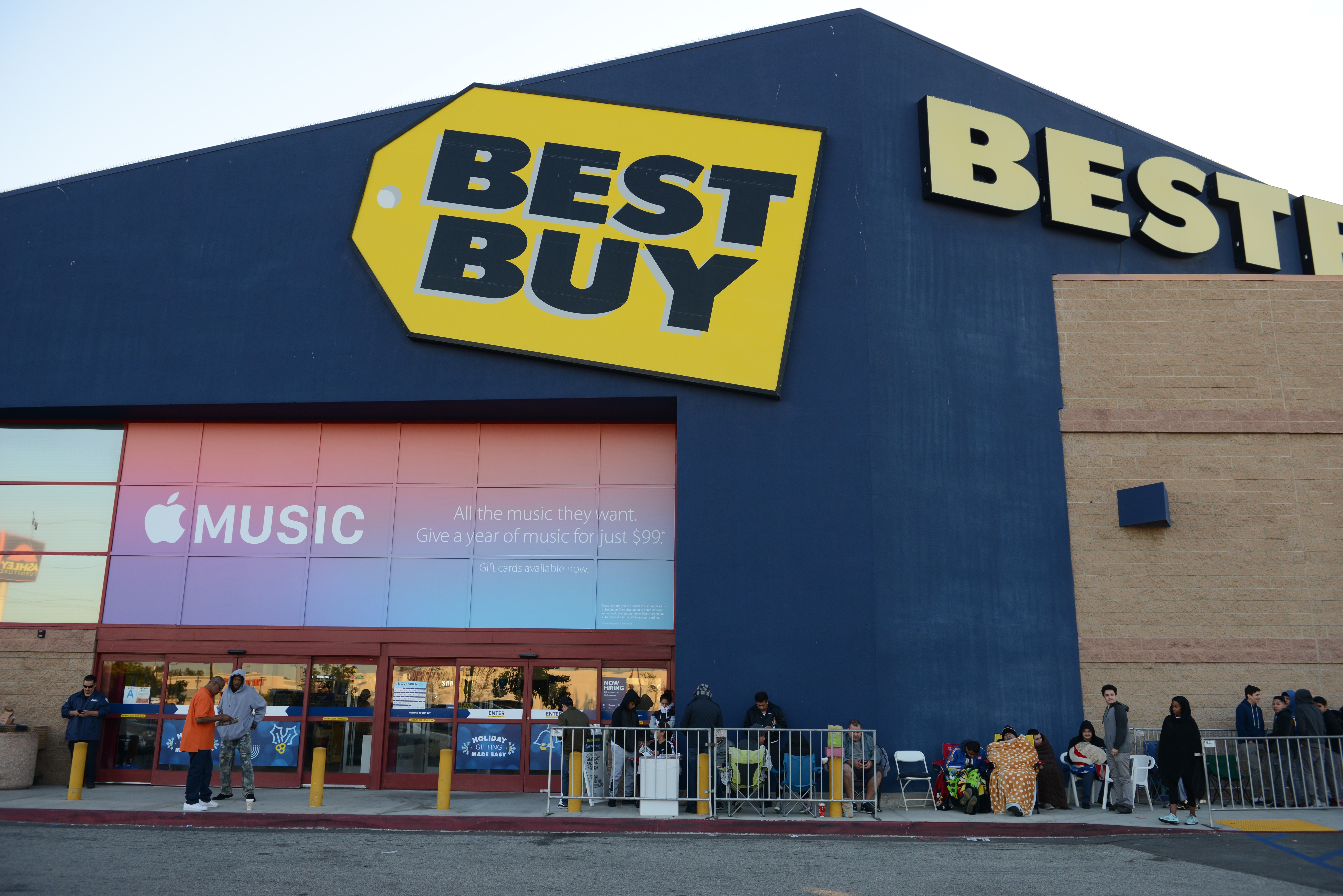 Is Best Buy open on Christmas Eve and Christmas Day?