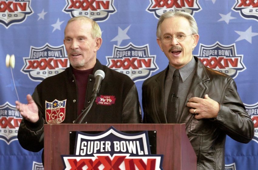 ATLANTA, UNITED STATES: US comedians Tom (L) and his brother Dick (R) Smothers address a press conference 28 January 2000 at the Georgia Dome in Atlanta, Georgia. The Smothers Brothers will host the pre-game show before the start of Super Bowl XXXIV at the Georgia Dome 30 January 2000. (ELECTRONIC IMAGE) AFP PHOTO/Tony RANZE (Photo credit should read TONY RANZE/AFP/Getty Images)