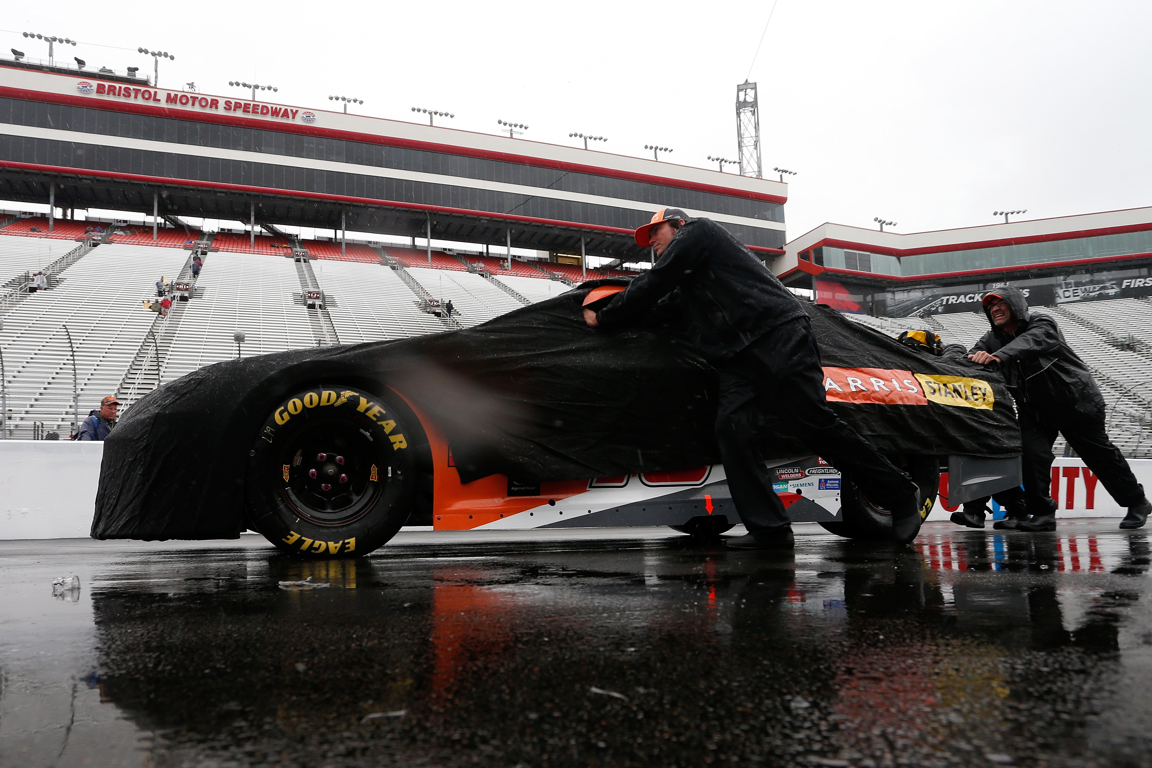 NASCAR Food City 500 at Bristol postponed to Monday afternoon