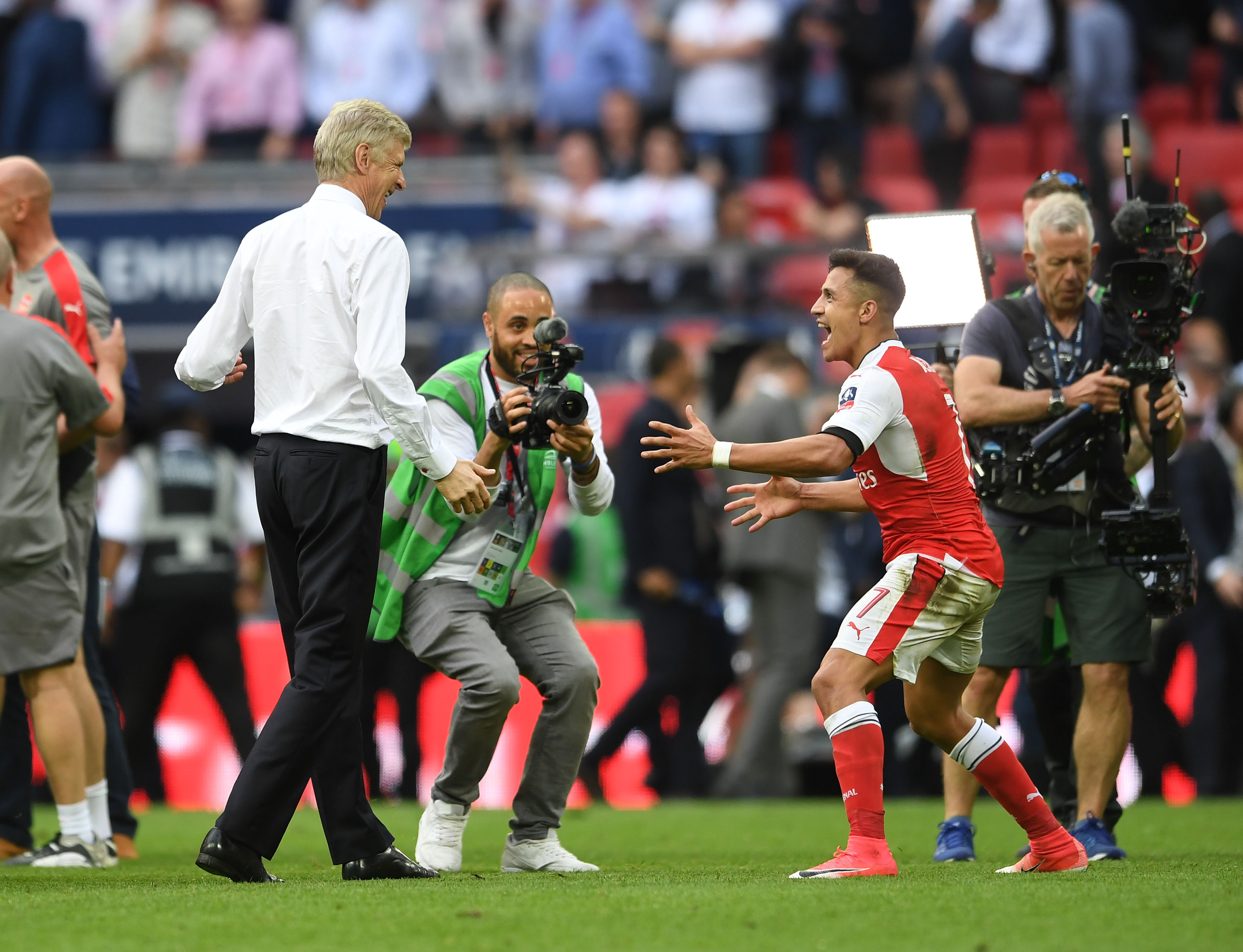 http://cdn.fansided.com/wp-content/uploads/getty-images/2017/05/689080924-arsenal-v-chelsea-the-emirates-fa-cup-final.jpg.jpg