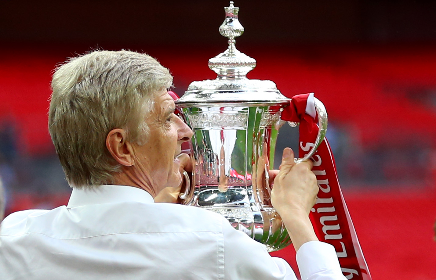 Arsene Wenger could leave Arsenal in the lurch by walking this week – Wright