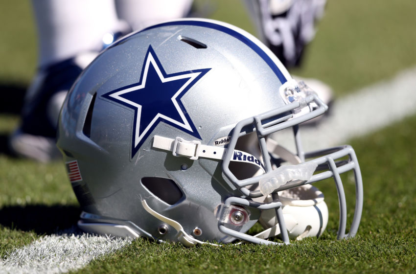 Cowboys agree to 2-year extension with RT La'el Collins