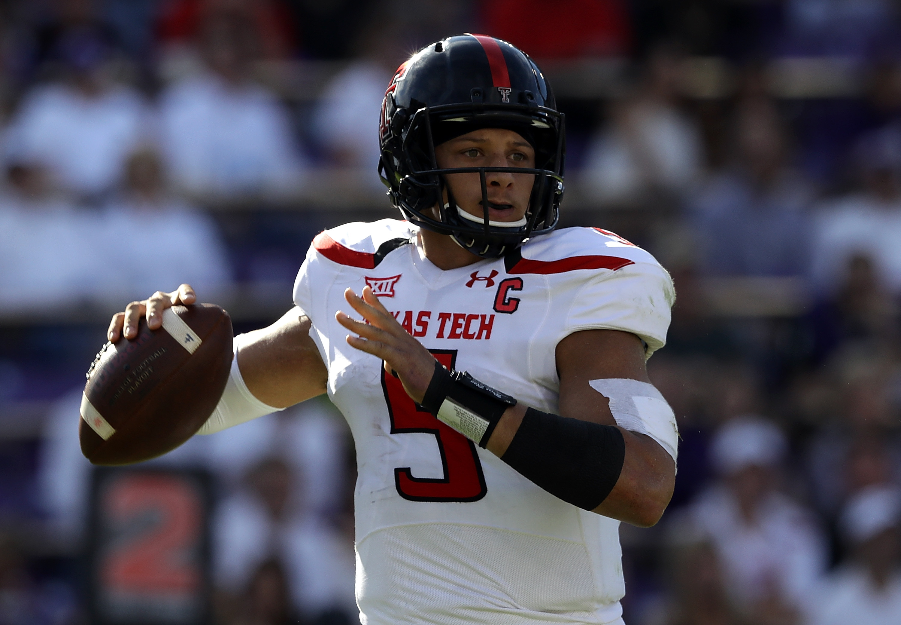 Patrick Mahomes signs rookie contract with Chiefs