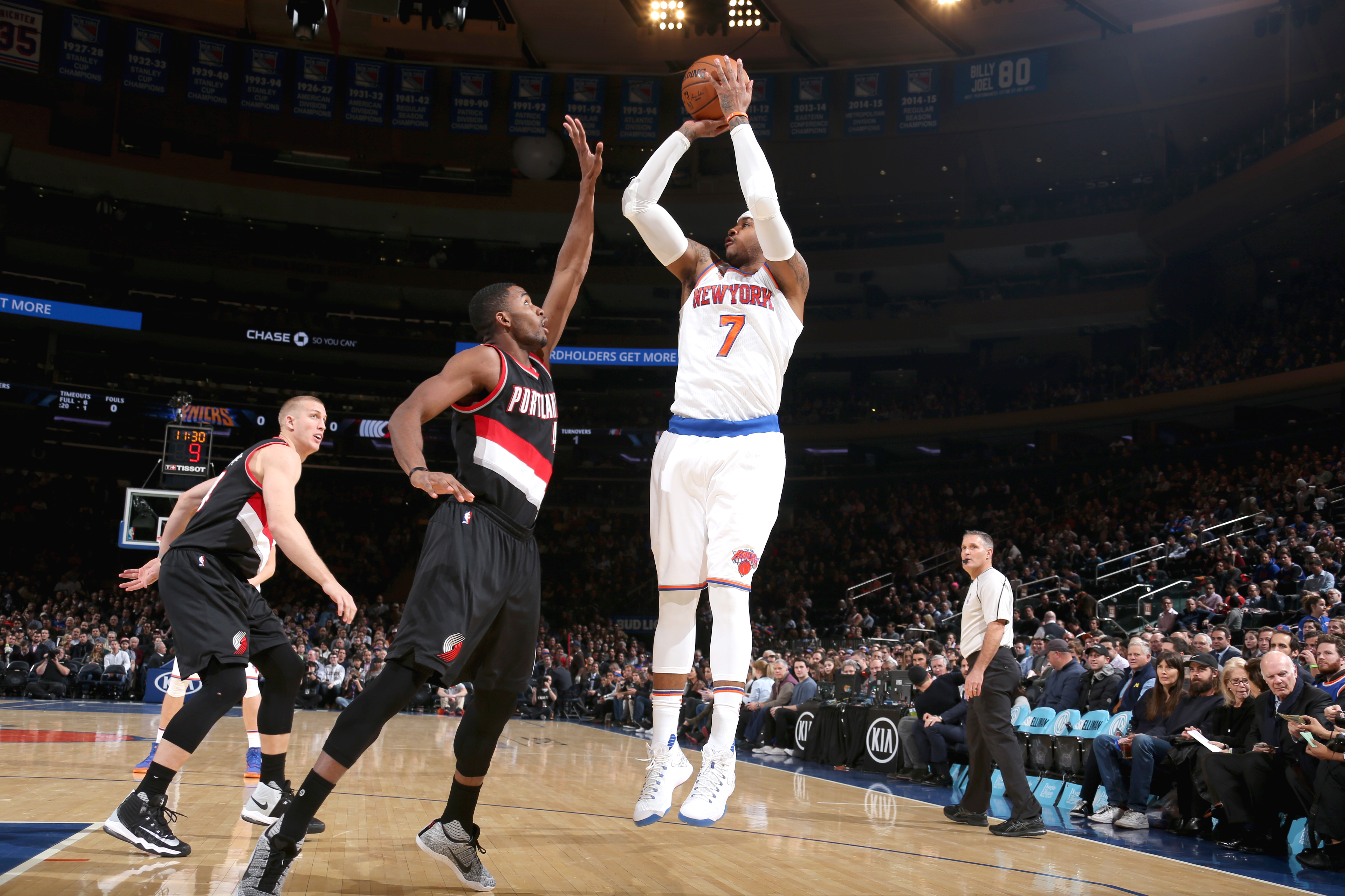 Knicks will not buy out Carmelo Anthony's contract, president Steve Mills says