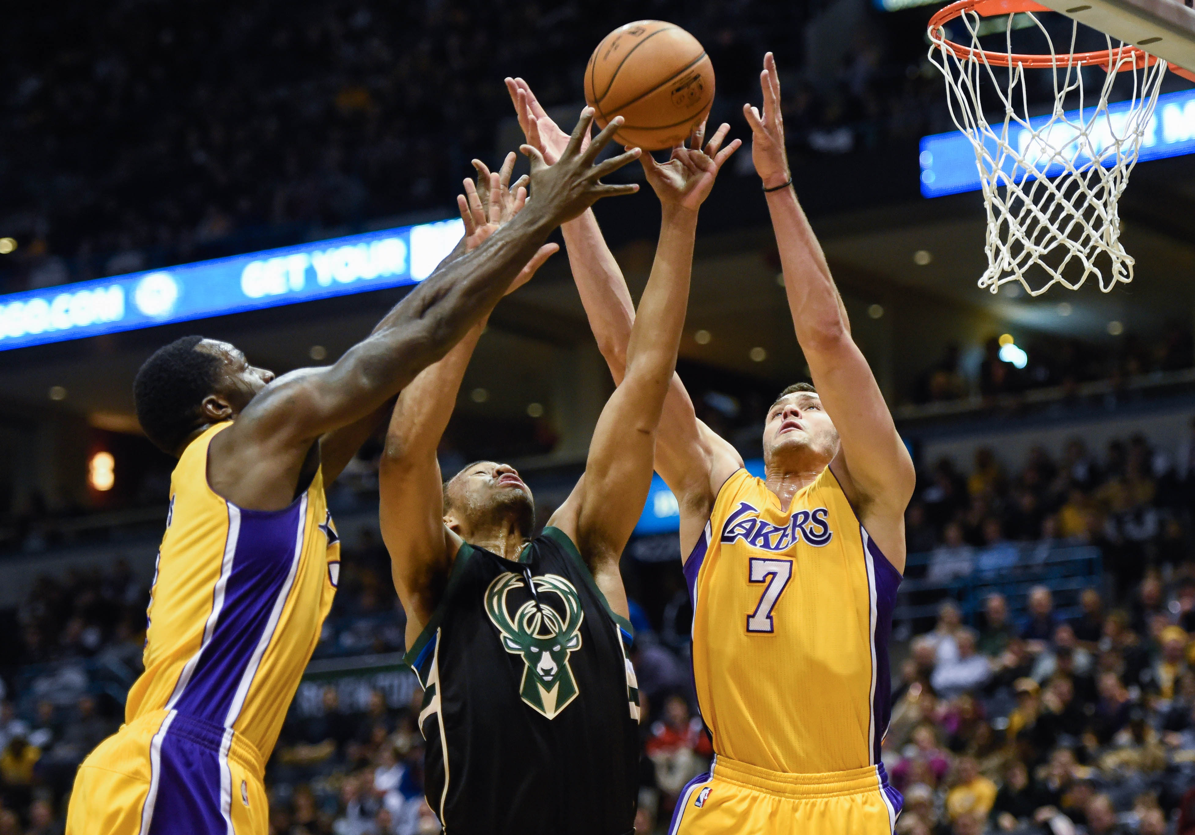 Bucks at Lakers live stream: How to watch online - FanSided3908 x 2732