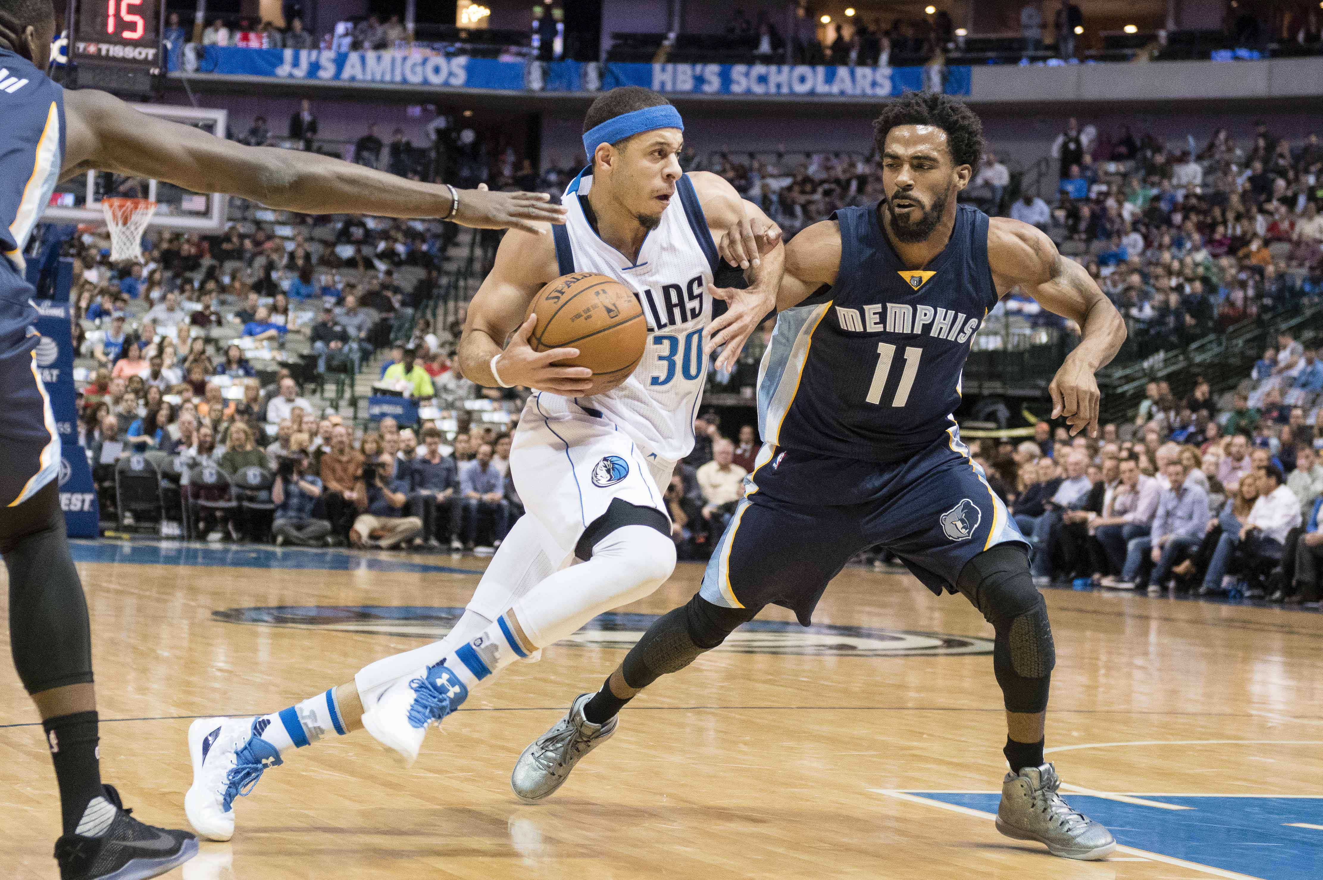 Nov 18, 2016; Dallas, TX, USA; Dallas Mavericks guard Seth Curry (30) drives to the basket past Memphis Grizzlies guard Mike Conley (11) during the first quarter at the American Airlines Center. Mandatory Credit: Jerome Miron-USA TODAY Sports