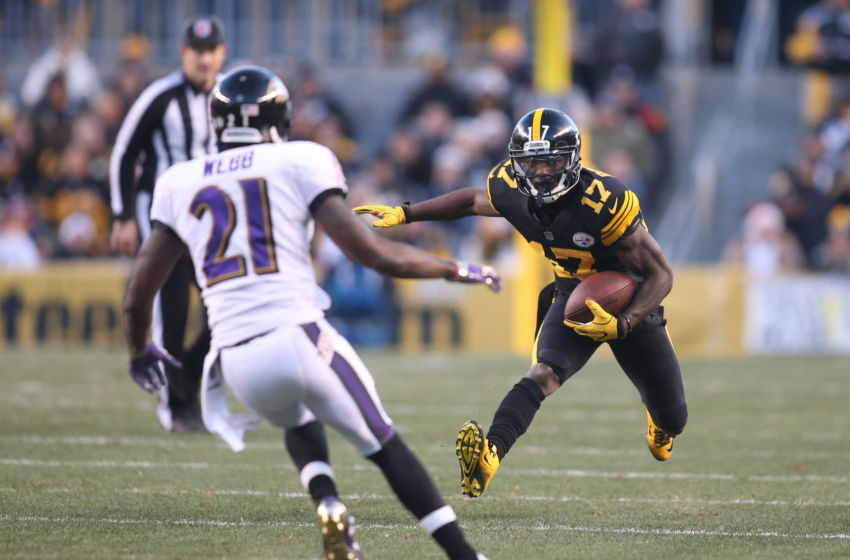 Dec 25, 2016; Pittsburgh, PA, USA; Pittsburgh Steelers wide receiver Eli Rogers (17) runs the ball on an end-around as Baltimore Ravens free safety Lardarius Webb (21) defends during the first quarter at Heinz Field. The Steelers won 31-27. Mandatory Credit: Charles LeClaire-USA TODAY Sports