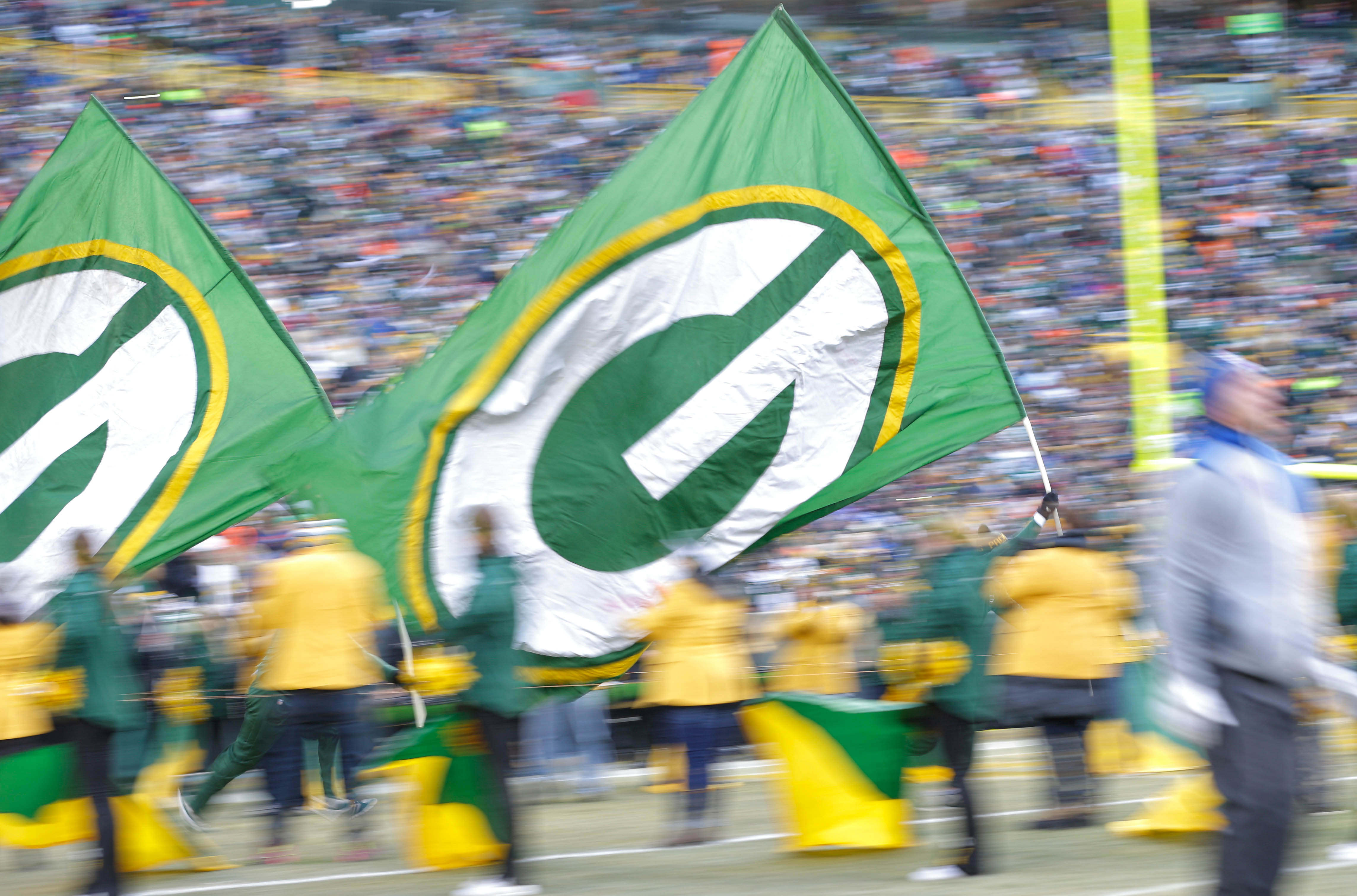 Packers fans give lift to stranded Davon House to Green Bay