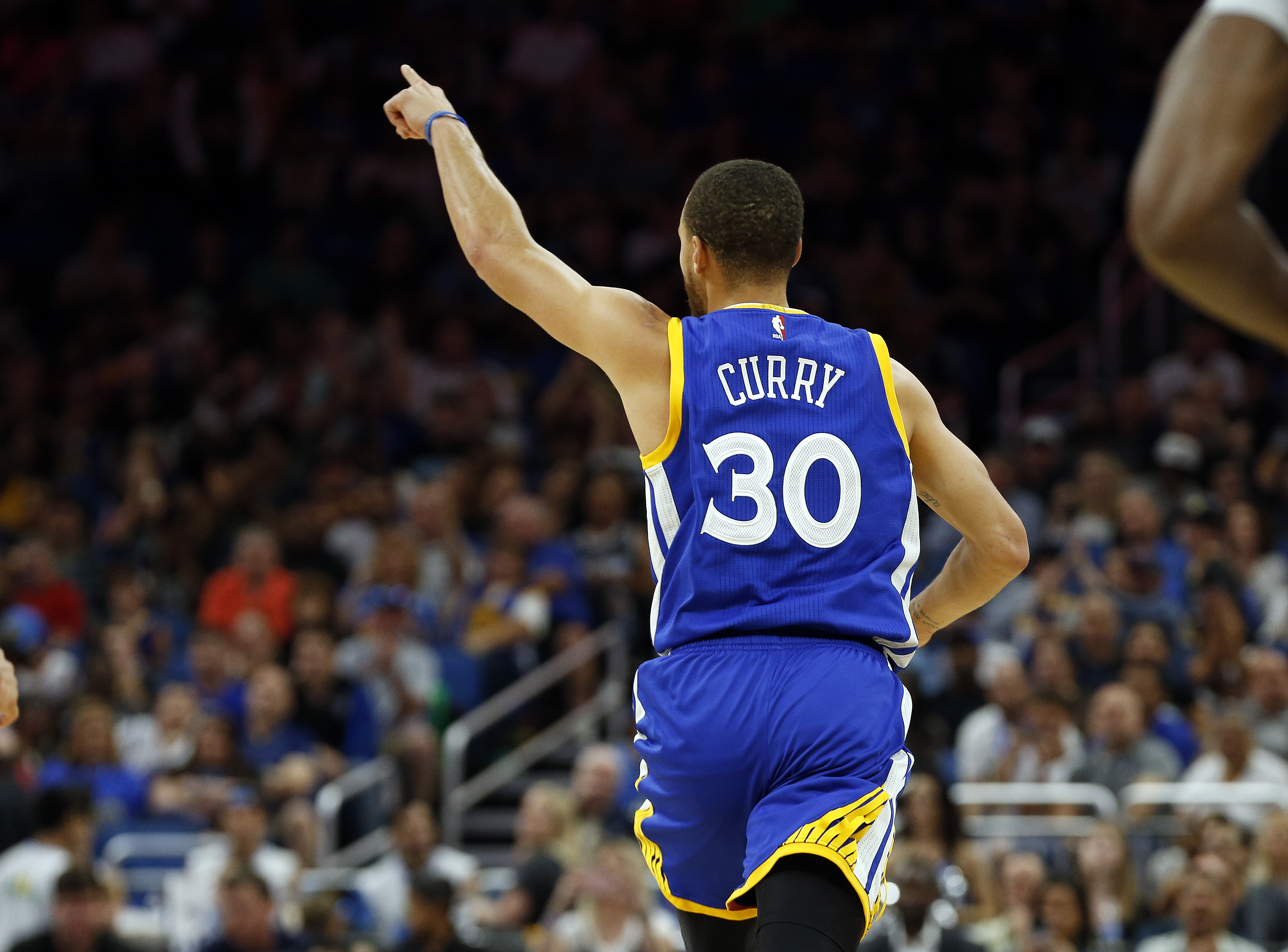 Stephen Curry nails a buzzer beater from half-court (Video)3680 x 2719