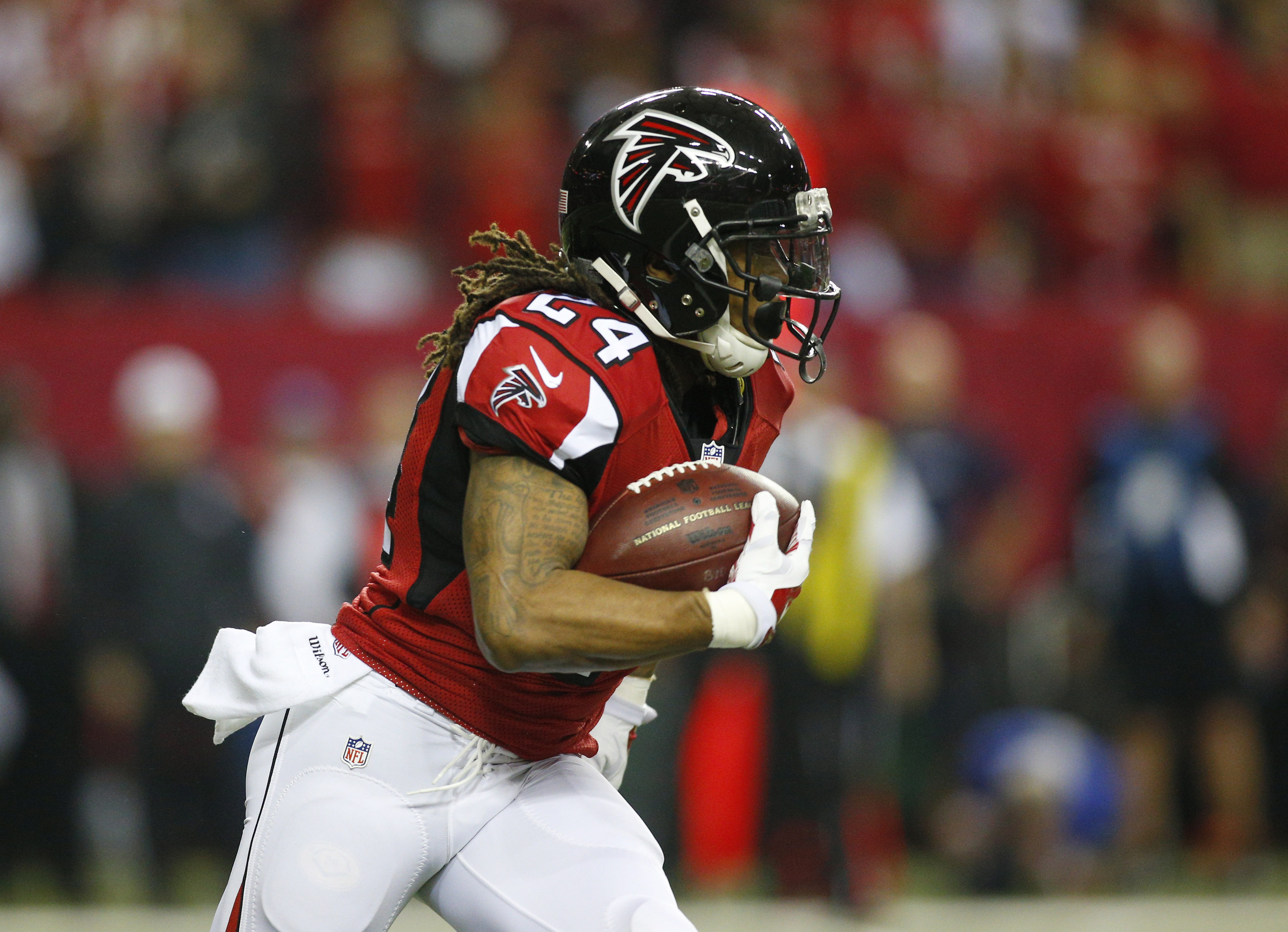 Jan 22, 2017; Atlanta, GA, USA; Atlanta Falcons running back Devonta Freeman (24) runs the ball against the Green Bay Packers during the first quarter in the 2017 NFC Championship Game at the Georgia Dome. Mandatory Credit: Brett Davis-USA TODAY Sports