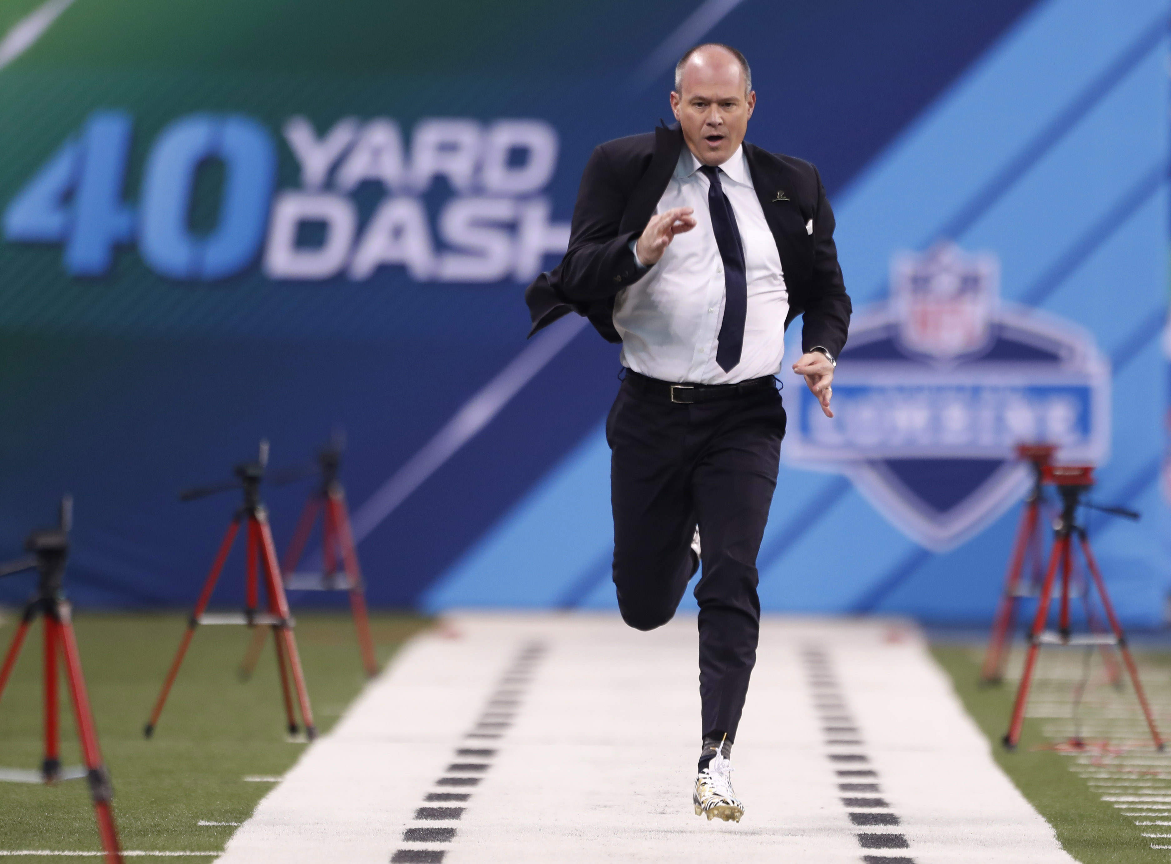 Rich Eisen runs 40yard dash at NFL Combine (video)