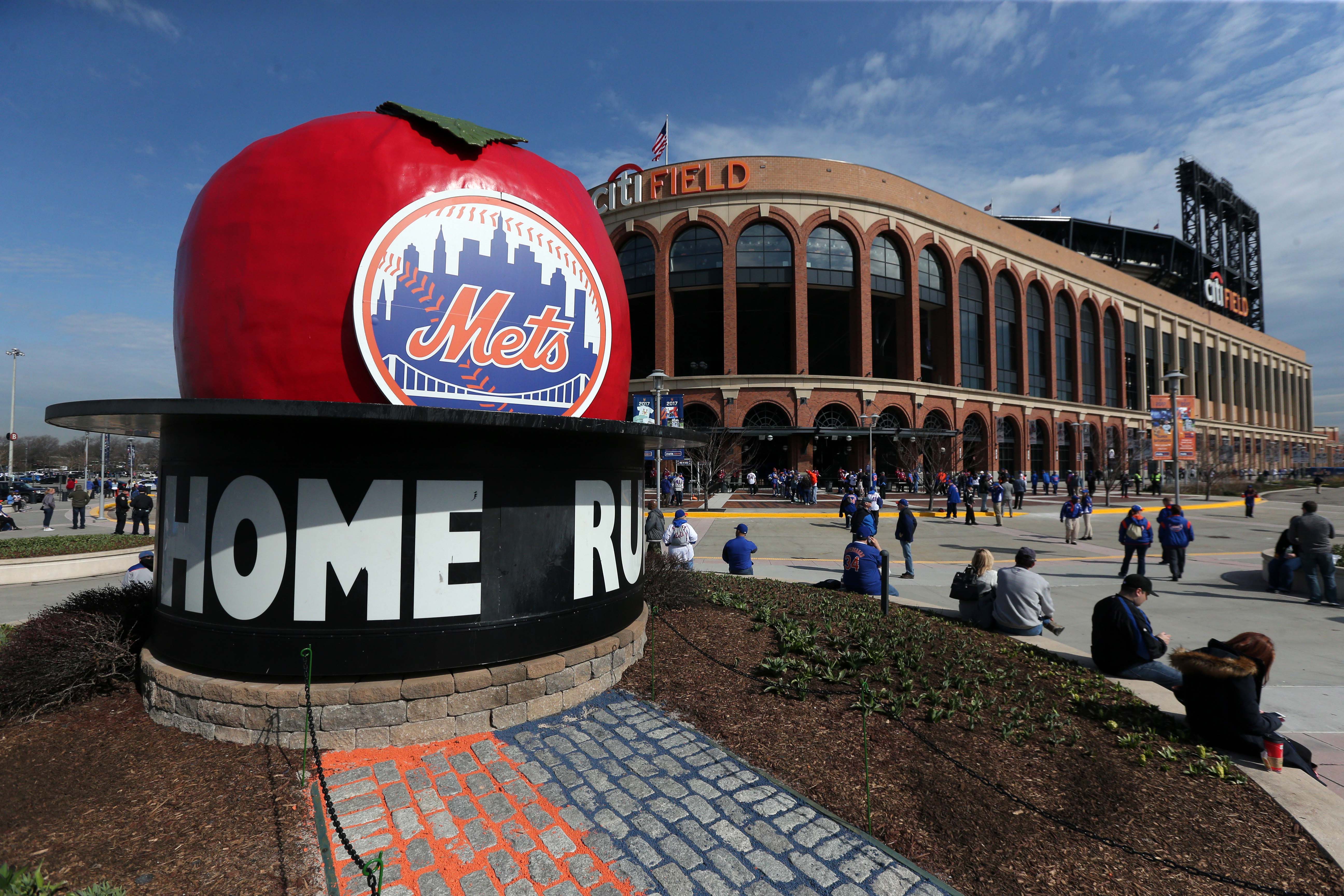 Reyes' error helps Phillies beat scuffling Mets 6-2 in 10