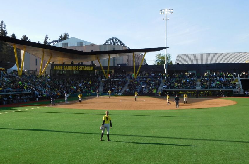 Oregon Softball Lindvall Powers Ducks Past UCLA In Game One