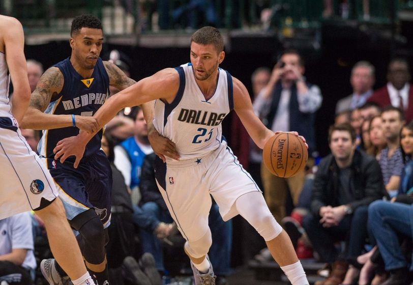 https://cdn.fansided.com/wp-content/blogs.dir/229/files/2016/06/chandler-parsons-courtney-lee-nba-memphis-grizzlies-dallas-mavericks-812x560.jpg