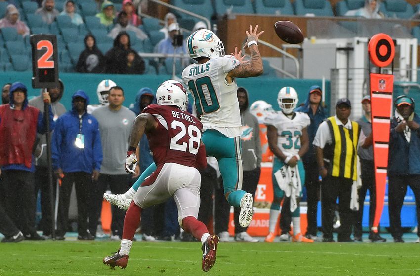 Dec 11, 2016; Miami Gardens, FL, USA; Miami Dolphins wide receiver Kenny Stills (10) makes a catch in front of Arizona Cardinals cornerback Justin Bethel (28) during the second half at Hard Rock Stadium. The Miami Dolphins defeat the Arizona Cardinals 26-23. Mandatory Credit: Jasen Vinlove-USA TODAY Sports