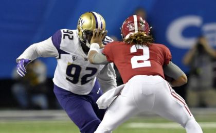 Dec 31, 2016; Atlanta, GA, USA; Alabama Crimson Tide quarterback Jalen Hurts (2) runs the ball against Washington Huskies defensive lineman Jaylen Johnson (92) during the second half in the 2016 CFP semifinal at the Peach Bowl at the Georgia Dome. Mandatory Credit: Dale Zanine-USA TODAY Sports