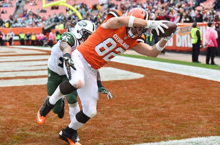 Oct 30, 2016; Cleveland, OH, USA; Cleveland Browns tight end <a rel=