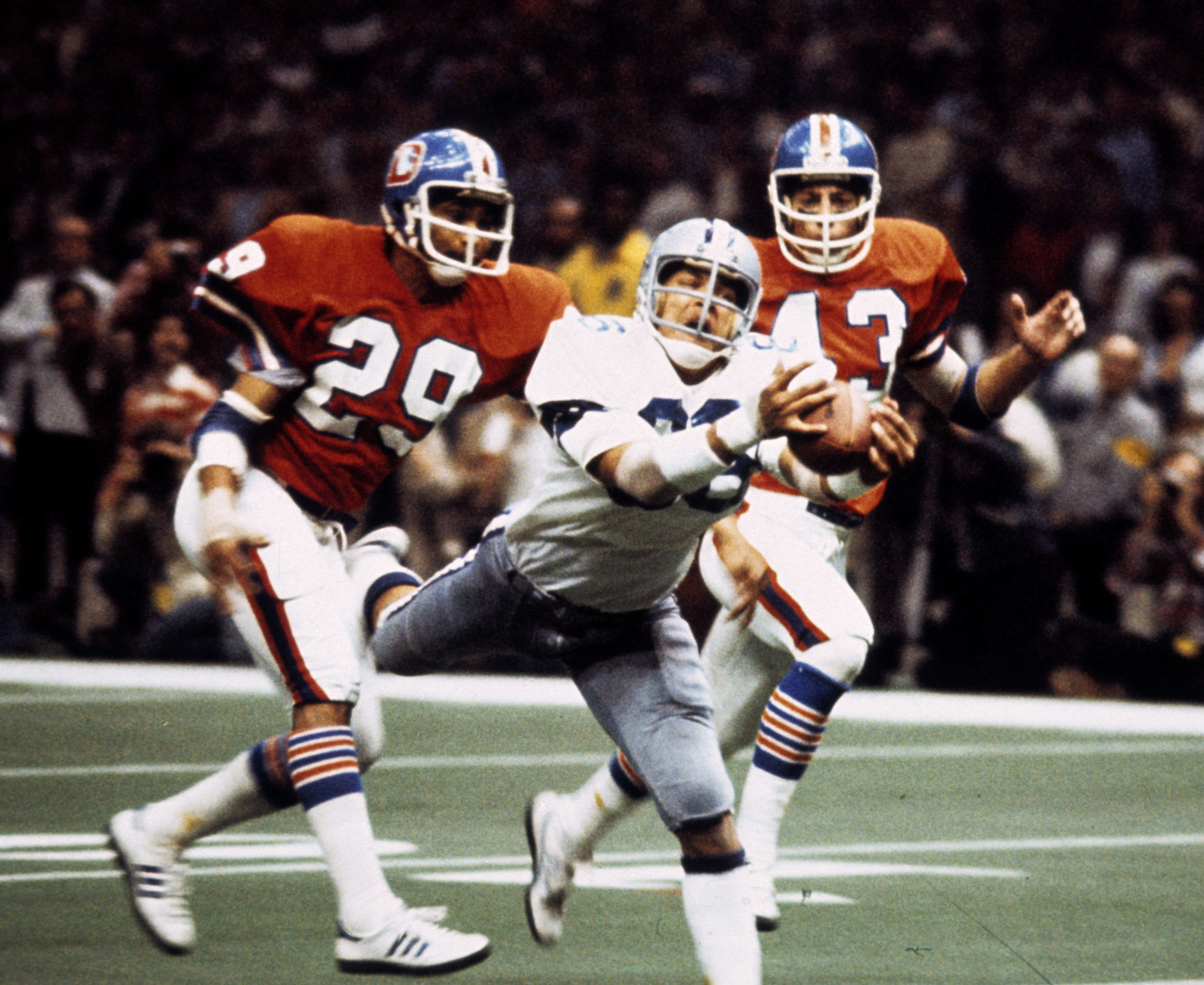 Raiders great Fred Biletnikoff shows Peyton Manning the magic of