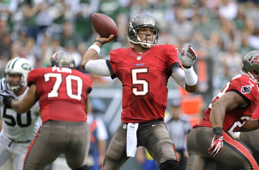 Buccaneers release Brad Johnson - Taipei Times