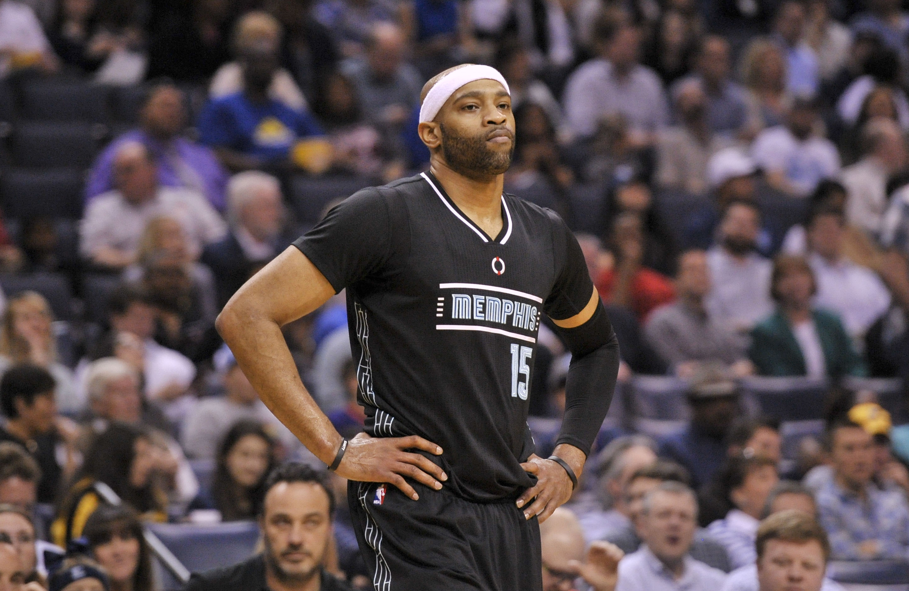 Memphis Grizzlies Darken Suns after Vince Carter Ejection